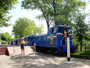 Train at Zaslonovo Station on the K.S. Zaslonov Dzitsyachaya Chyhunka (Children's Railroad) in Minsk. Photo by Hanna Zelenko via Wikimedia Commons