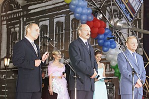 Lukashenko at the 2001 Slavianski Bazaar with then presidents Vladimir Putin of Russia (left) and Leonid Kuchma of Ukraine (right). Photo via the Russian President Press and Information Office (Wikimedia Commons)