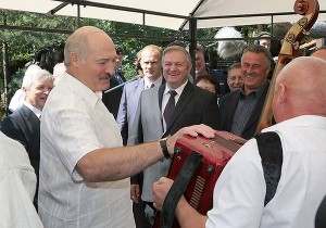Valozhynskiye Gastsintsy offers festivals throughout the summer, as well as more static attractions as museums and outdoor activities. President Lukashenko familiarized himself with the offerings in the Valozhyn District on Friday. Photo via president.gov.by