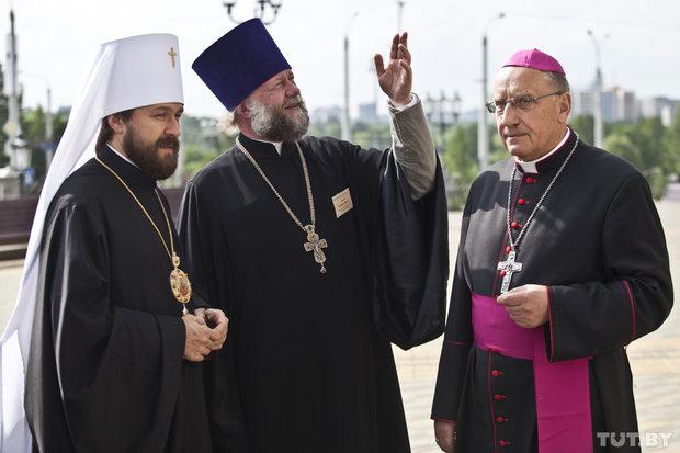 From left to right: Chairman of the Department for External Church Relations of the Moscow Patriarchate, Metropolitan Hilarion, chairman of the organizing committee of the forum and the rector of All Saints parish, Archpriest Feodor Povny Archbishop and Metropolitan of Minsk and Mogilev Tadeusz Kondrusiewicz