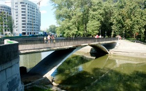Bridge across the Svislach into Gorky Park. Family Club is close by. Photo by Vikientsyklyapedyst via Wikimedia Commons