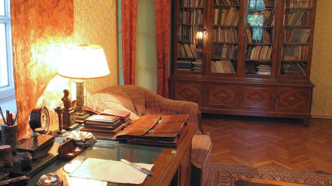Yakub Kolas' study
