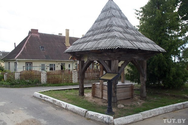 The well with a wooden pavilion built in the "Zakopane" style in Braslav